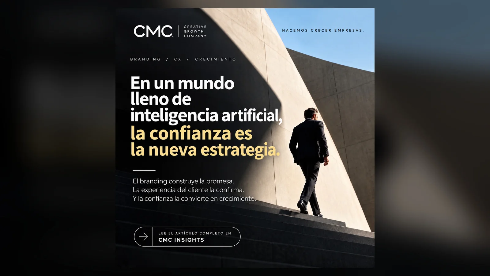 Un ejecutivo subiendo una escalera de hormigón junto a un muro curvo, bajo el titular: en un mundo lleno de inteligencia artificial, la confianza es la nueva estrategia.